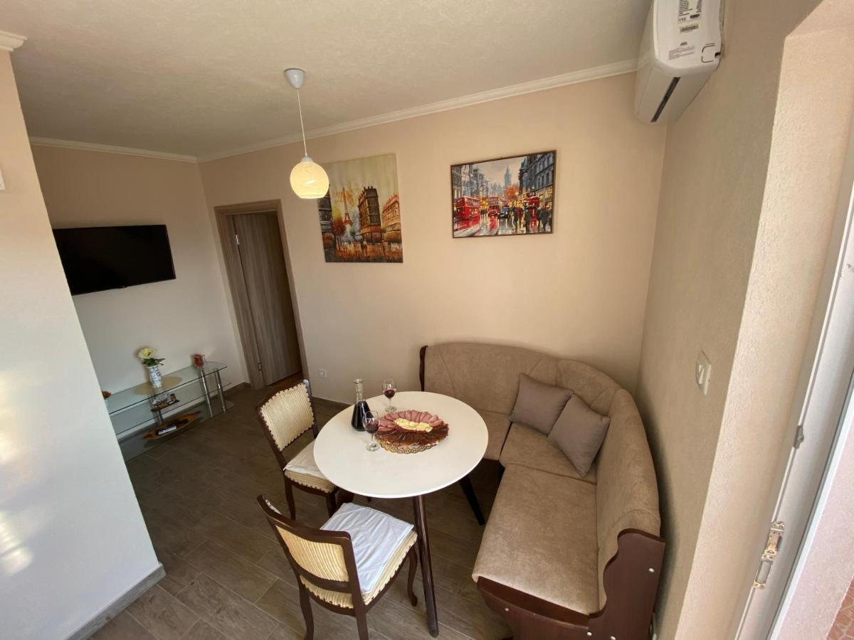 Apartment Lorena Kotor Bagian luar foto
